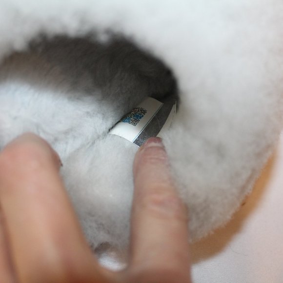 NIB UGG YOUTH 5 WOMEN'S 5.5-6 METALLIC GLITTER SILVER SLIPPERS - Picture 6 of 6